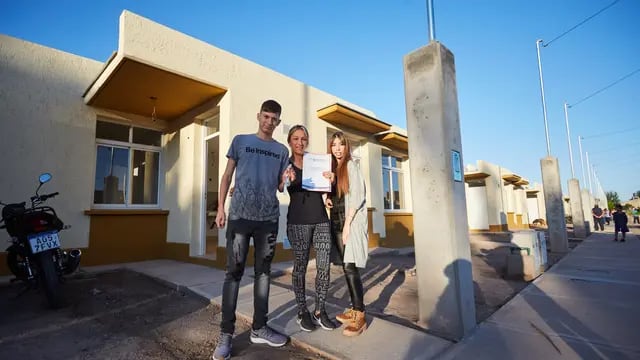 Natalia Villalonga y su hijo Ezequiel, que estuvo internado en el instituto religioso, recibieron una casa.