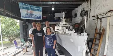 Sergio “Titi” Gammella creó una réplica de 8 metros navegable del Crucero General Belgrano.