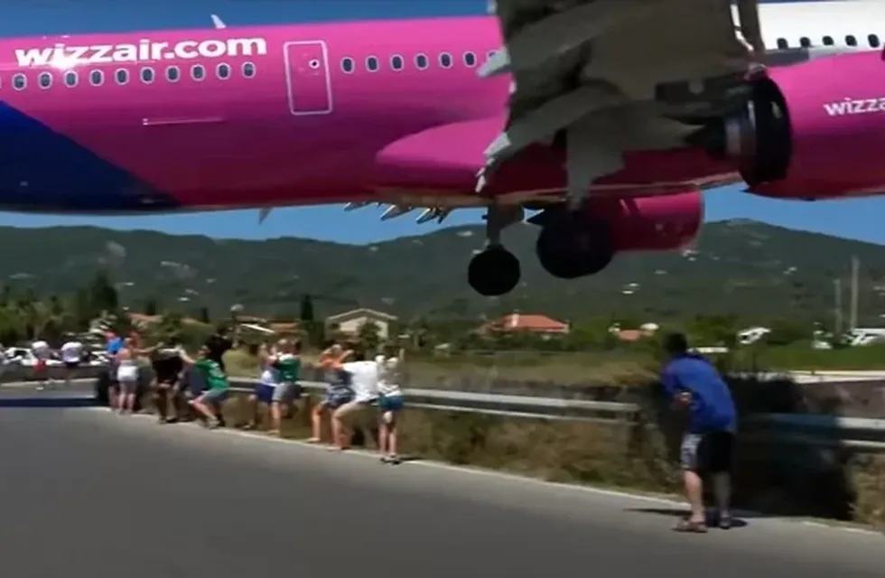 El avión de la low cost Wizz Air aterrizó en la isla griega el 5 de agosto. Foto: Web