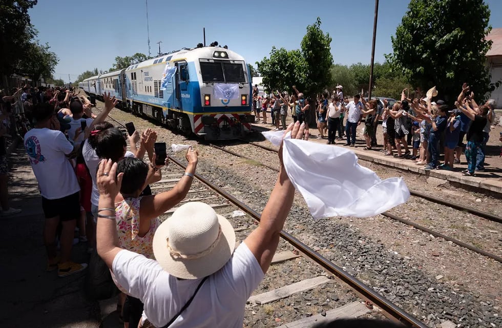 La esperada vuelta del tren al Este luego de 30 años, captada en una foto. | Foto: Ignacio Blanco / Los Andes
