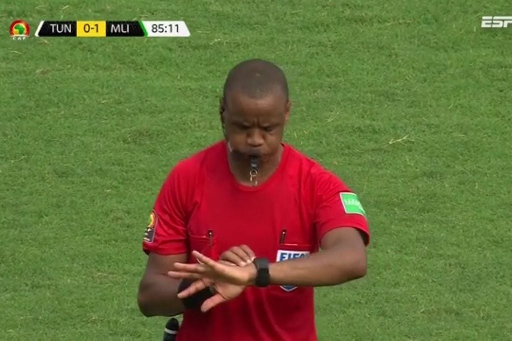 El árbitro zambiano Janny Sikazwe pitó el final por primera vez cuando habían transcurrido 85 minutos del choque entre Malí y Tunez. (Captura de imagen)
