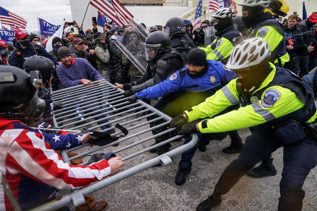 Los partidarios de Trump intentan atravesar una barrera policial en el Capitolio de Washington. 
