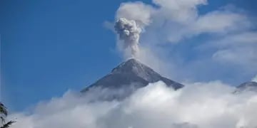 Cerraron un ruta y el principal aeropuerto de Guatemala por la erupción de un volcán