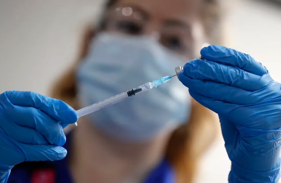 Una enfermera del hospital Guy de Londres prepara una dosis de la vacuna de Pfizer.