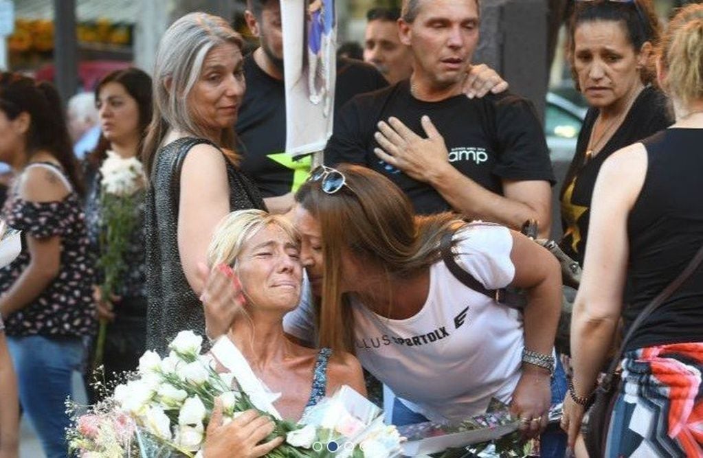 Las madre de Agustín y Abril Kruk, Carla Plagiaricci recibe las condolencias de sus amigos y parientes\u002E