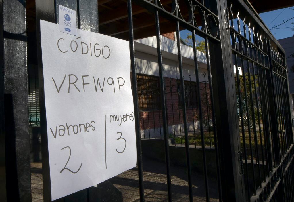 Una familia dejó pegado el código del censo en la puerta de su vivienda en Villa Marini, Godoy Cruz. Foto: Orlando Pelichotti / Los Andes