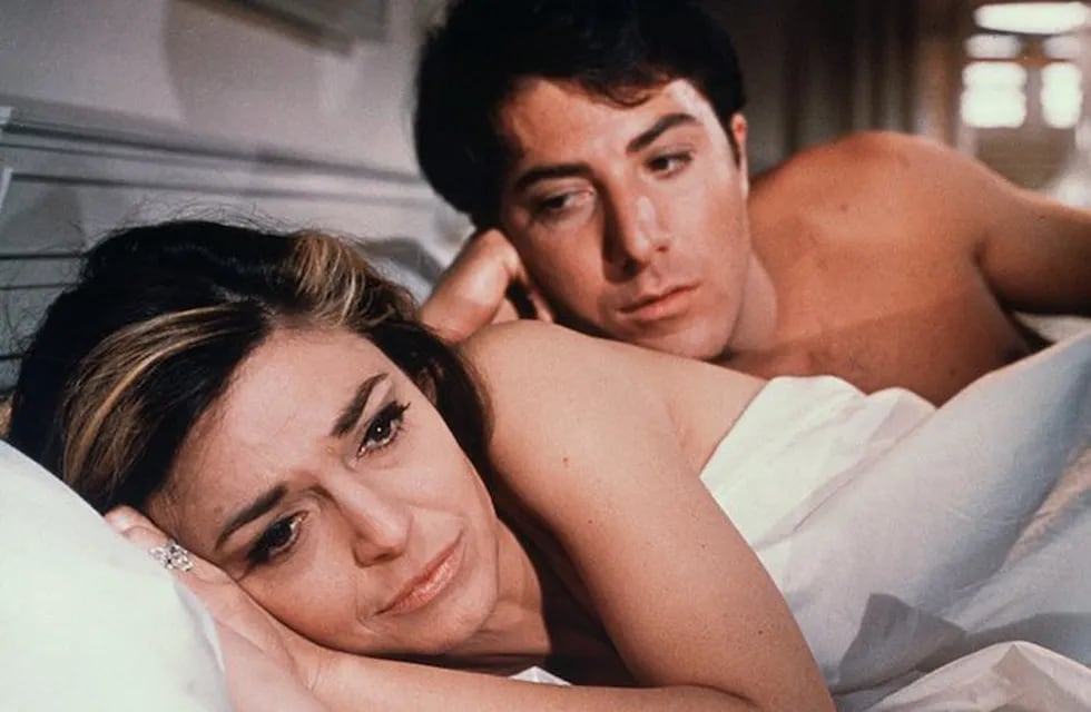 Anne Bancroft y Dustin Hoffman en una escena de "El graduado", película que narra la relación entre una mujer madura y un joven.