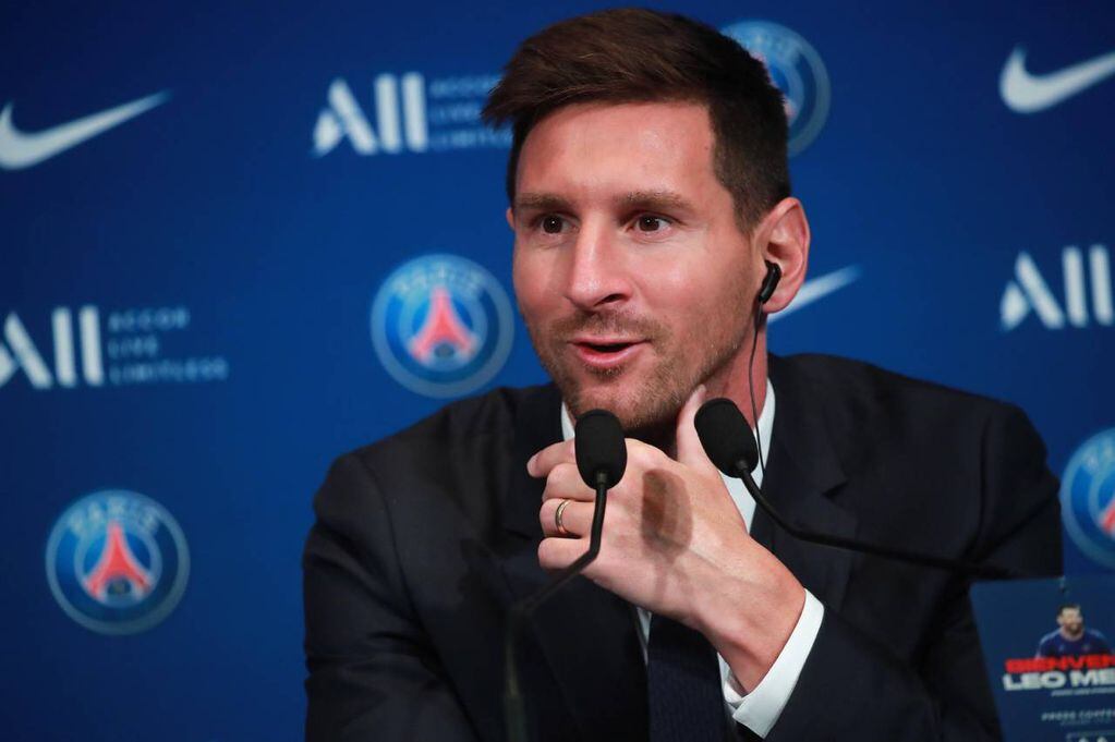 Messi se mostró feliz en su primera conferencia de prensa como jugador del PSG. 
