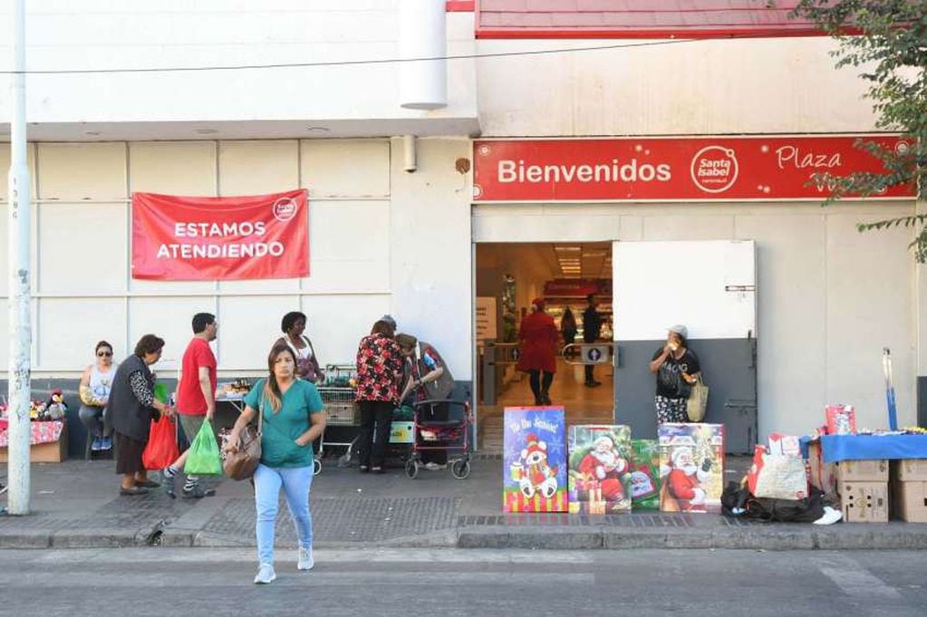 
Supermercados, con medidas preventivas ante movilizaciones. | José Gutiérrez / Los Andes
   
