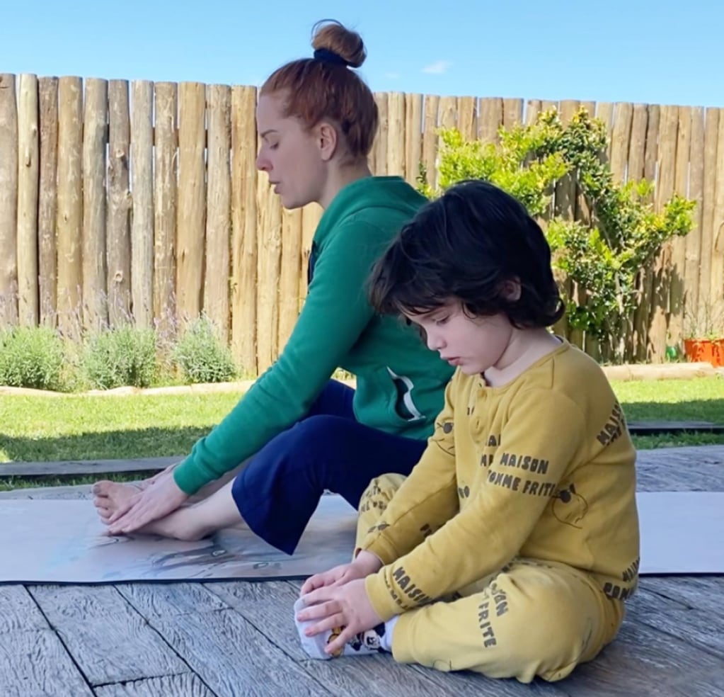 Agustina Kämpfer practica yoga junto a su hijo Juan, de 4 años.