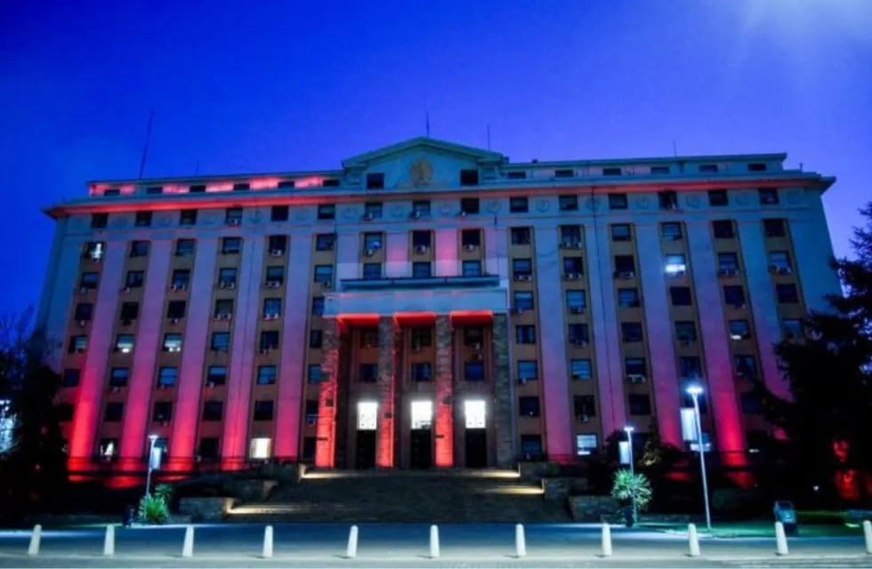 La fachada de Casa de Gobierno en el Día Mundial del Corazón. Foto: Prensa Gobierno de Mendoza