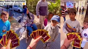 Un tiktoker regala figuritas del mundial a los niños a cambio de secretos de sus padres