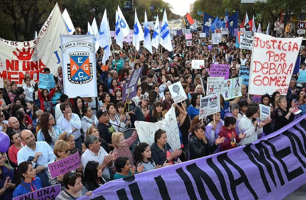Una multitud salió a la calle en Mendoza para decir #NiUnaMenos 