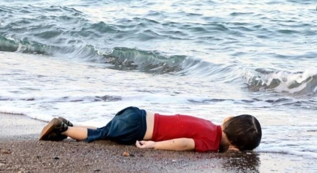 La historia de Artin remueve el desgarrador caso de Aylan Kurdi, el nene de 3 años que se ahogó al intentar cruzar de África hacia Europa.
