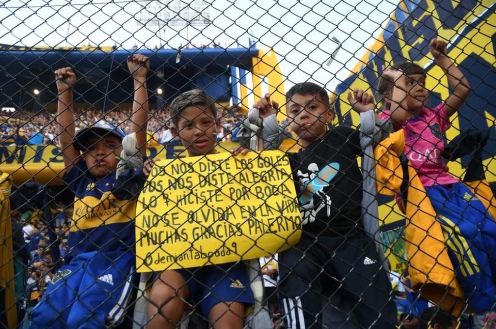 Los fanáticos de Boca Juniors homenajearon a Palermo en su vuelta a la Bombonera. Foto: Infobae