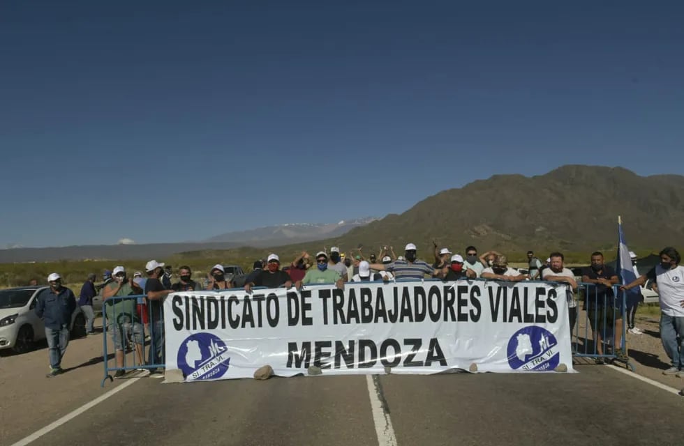 Protesta y corte en la ruta 7 realizado por Sitravi. Orlando Pelichotti / Los Andes