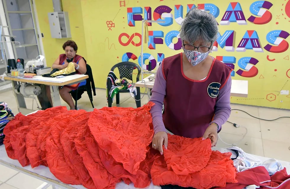 Fiesta Nacional de la Vendimia 2022. Las costureras trabajan en el vestuario, que se usarán para la fiesta mayor de Mendoza. Mirta revisando y apilando  las capuchas rojas. 

Foto: Orlando Pelichotti / Los Andes