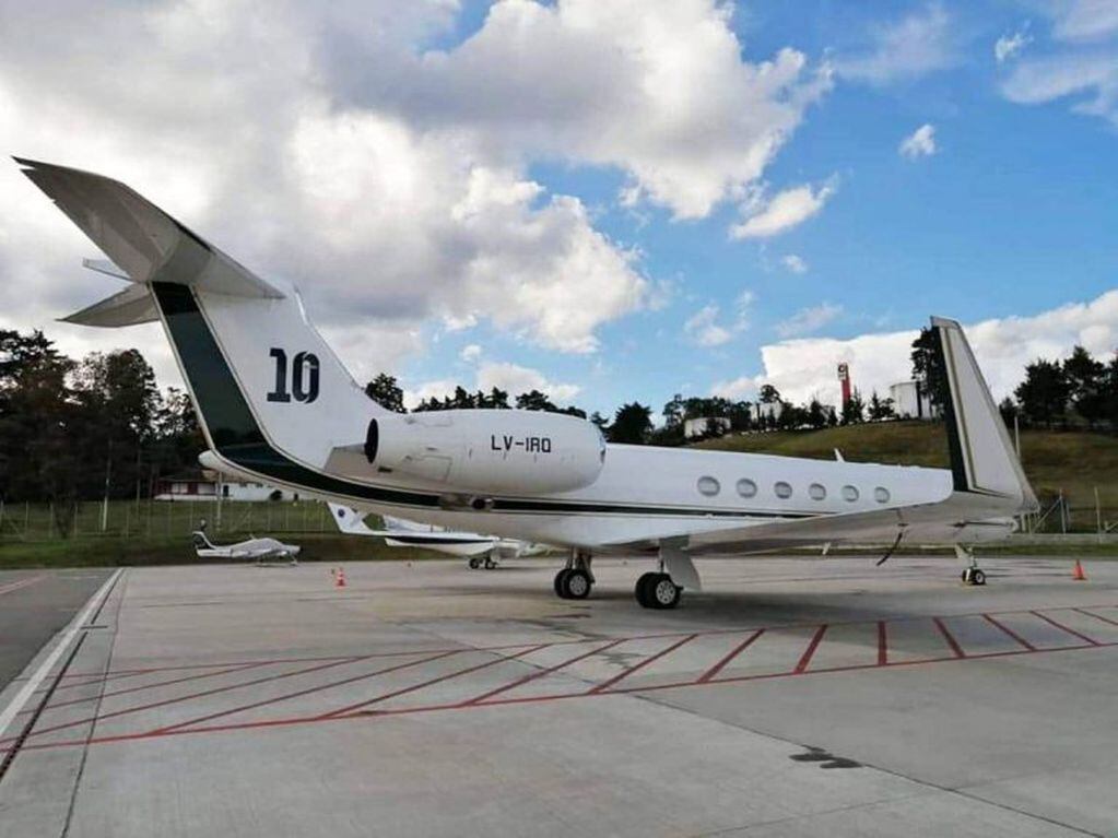 Su avión tiene el número 10.
