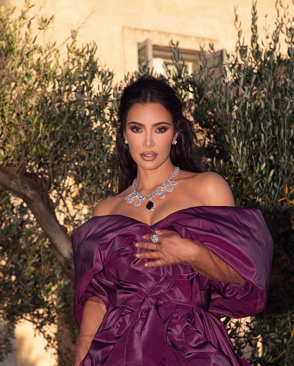 Kim Kardashian con un glamoroso vestido de Dolce & Gabbana
