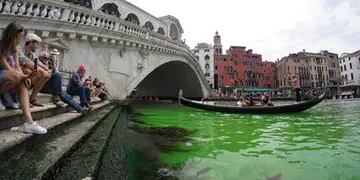 Misterio en Venecia: las aguas se tiñeron de verde e investigan cuál es su origen