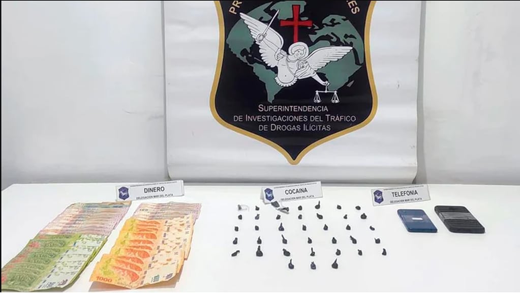 En el allanamiento encontraron dos teléfonos, más de 17 mil pesos y 14.6 gramos de cocaína. Fuente: Infobae.