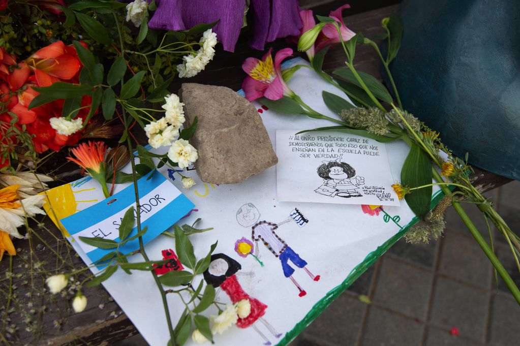 Dibujos y flores para despedir al padre de Mafalda.