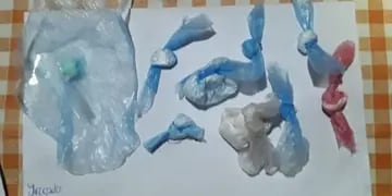 Los nudos de cocaína hallados en la casa del sospechoso /Gentileza Ministerio de Seguridad.