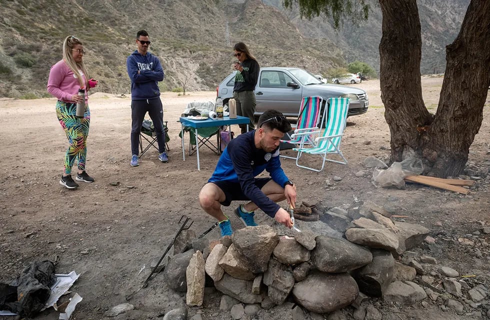 Llegan los días agradables y los mendocinos eligen los paradores camino a Cacheuta para comerse un asado. Foto: Ignacio Blanco/Los Andes