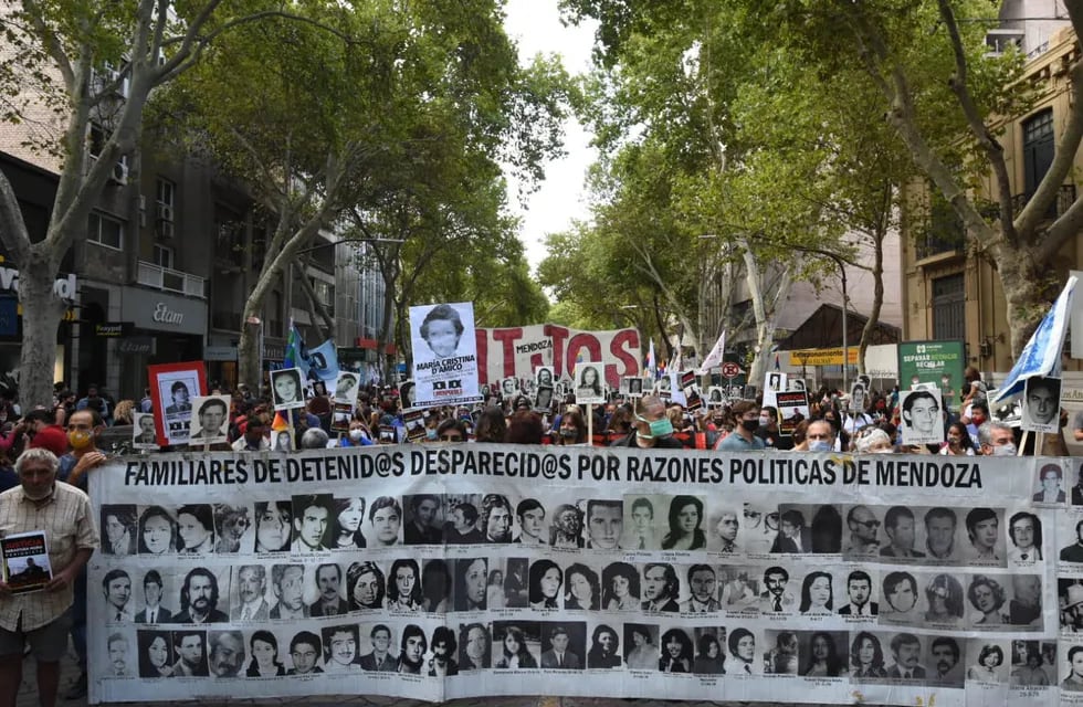 La marcha fue encabezada por familiares de desaparecidos, acompañados por la agrupación HIJOS y organizaciones sindicales y políticas. Foto: Mariana Villa / Los Andes