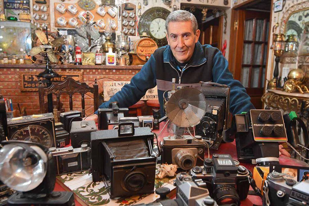 José Alberto Vicente fotógrafo y coleccionista, un jubilado de 68 años que quiere armar un museo fotográficoFoto: José Gutierrez / Los Andes