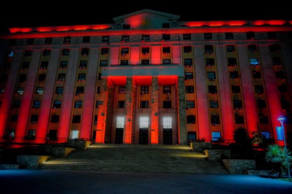 La fachada de Casa de Gobierno en el Día Mundial del Corazón. Foto: Prensa Gobierno de Mendoza