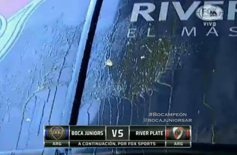 El micro de River llegó a La Boca con un vidrio roto y huevazos