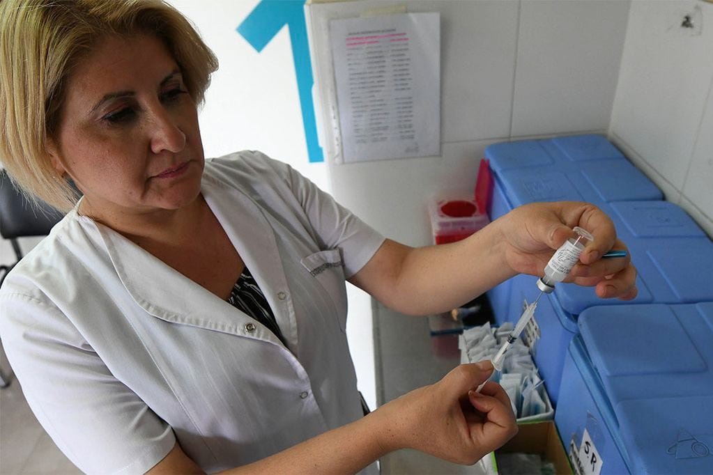Comenzara la campaña de vacunacion antigripal en Mendoza
Paula en el vacunatorio Central de Ciudad 
Foto Jose Gutierrez / Los Andes 
