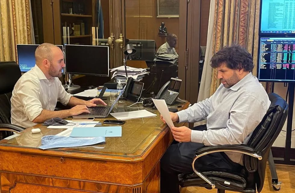 Martín Guzmán en su despacho del Ministerio de Economía junto a Sergio Chodos, director por el Cono Sur ante el Fondo Monetario Internacional.