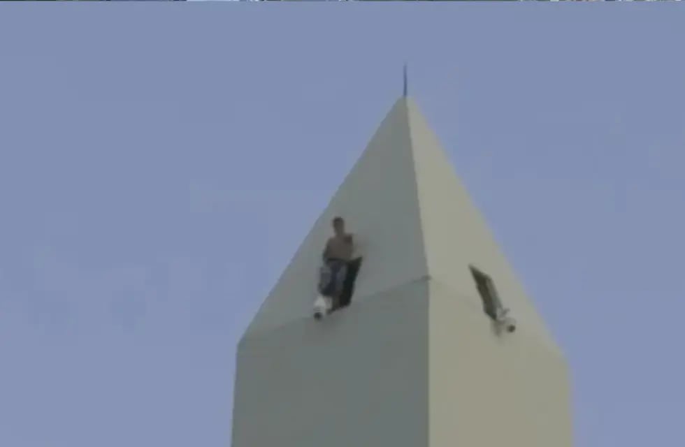 Se subió a la punta del obelisco. Foto: Captura de video