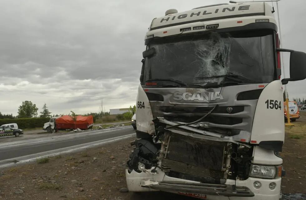 Triple choque entre camiones en Acceso Sur - Orlando Pelichotti / Los Andes