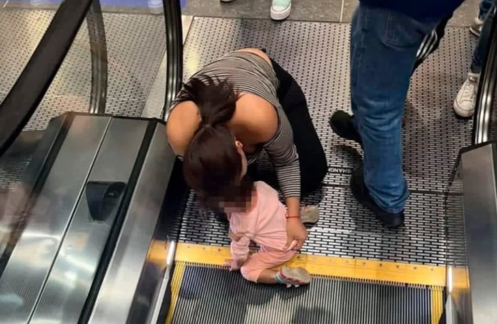 Una criatura de 2 años sufrió un terrorífico momento cuando los deditos de una de sus manos terminaron atrapados en una escalera mecánica.