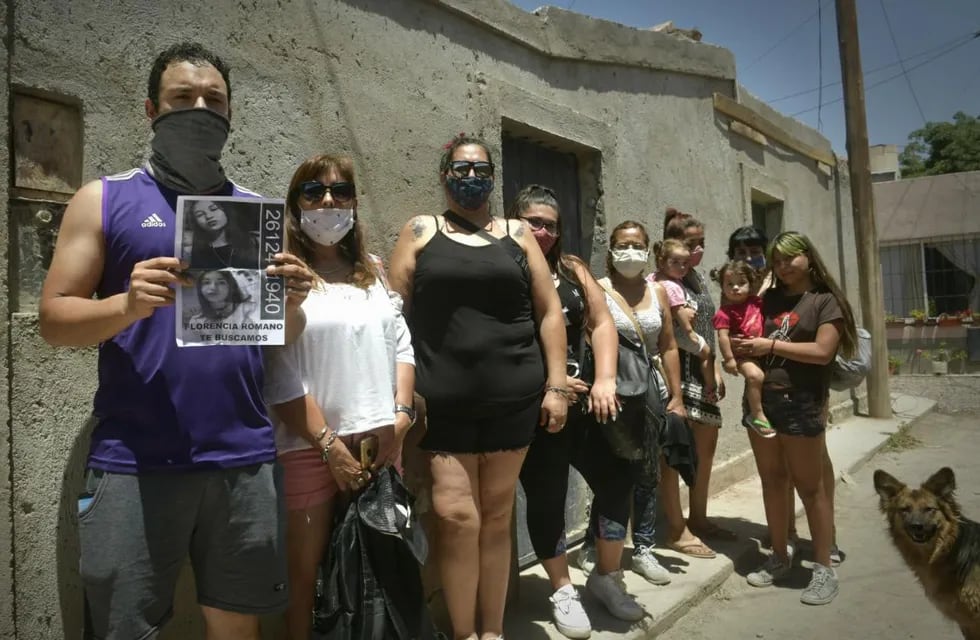 La familia de Florencia Romano se reunió en la casa de los detenidos para pedir por su aparición. Orlando Pelichotti / Los Andes