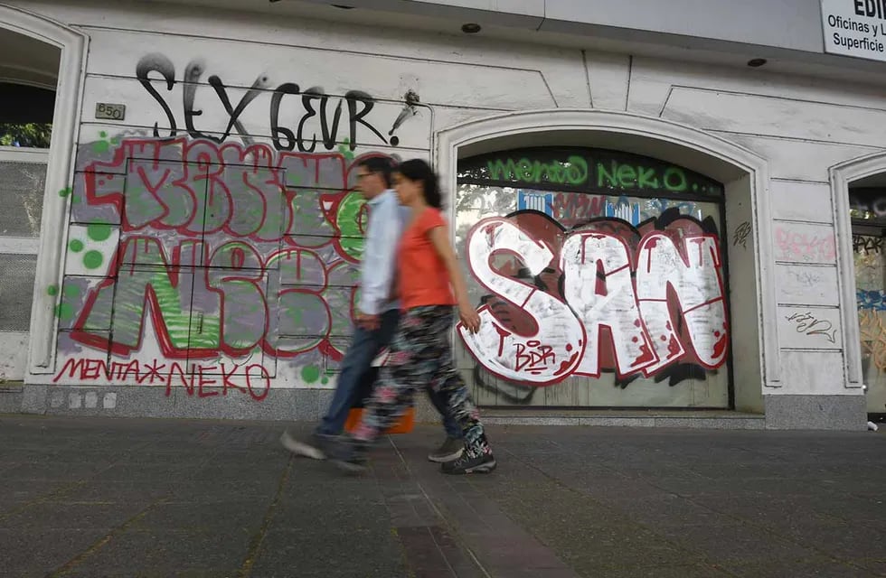 Según el Código de Convivencia de la Ciudad de Mendoza, las multas por pintar grafitis sin autorización van desde los 9.500 pesos hasta los 285.000, | Foto: José Gutiérrez / Los Andes