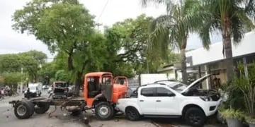 Video: un camión sin frenos arrasó con cuatro vehículos y casi choca a un ciclista en Catamarca