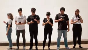 Grupo de jóvenes mirando sus celulares