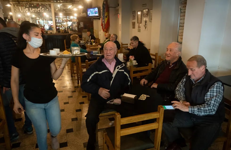 Milagros Yasiulewicz sirve cafe a Guillermo, Horacio y Rafael. Vía Venetto (Imagen Ilustrativa/Ignacio Blanco/Los Andes)