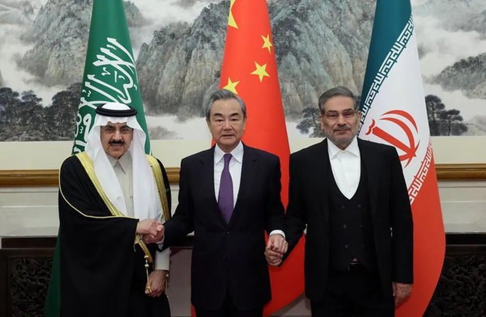 De izquierda a derecha: Musaad al-Aiban, ministro de Estado saudí; Wang Yi, máximo responsable de la política exterior china; y Ali Shamkhani, secretario del Consejo de Seguridad Nacional de Irán.