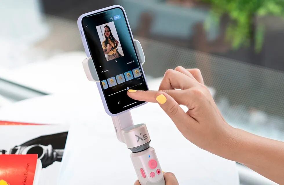 El Selfie stick y estabilizador Zhiyun Smooth XS es una buena opción con precio accesible.