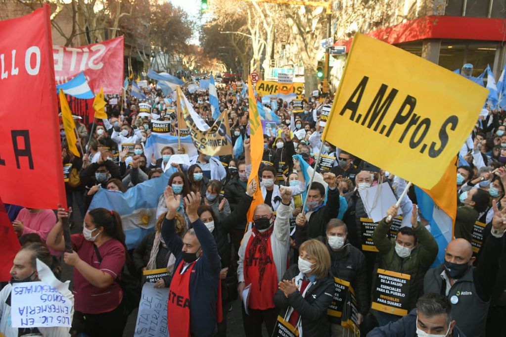 Los sindicatos se concentraron en el kilómetro 0 en contra de la propuesta salarial del Gobierno. Ignacio Blanco / Los Andes
