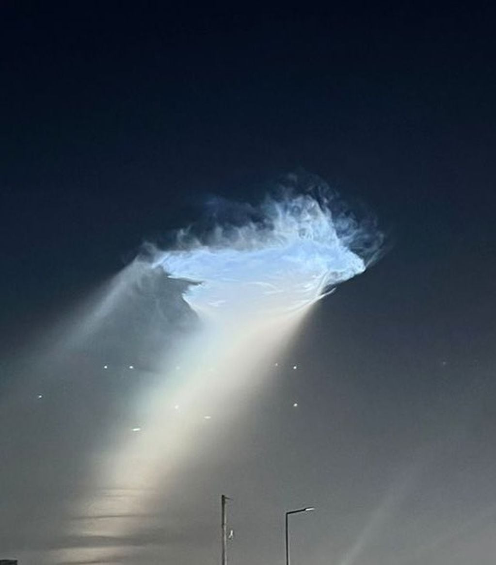 Una extraña “medusa espacial” iluminó el cielo y los especialistas explicaron el fenómeno.