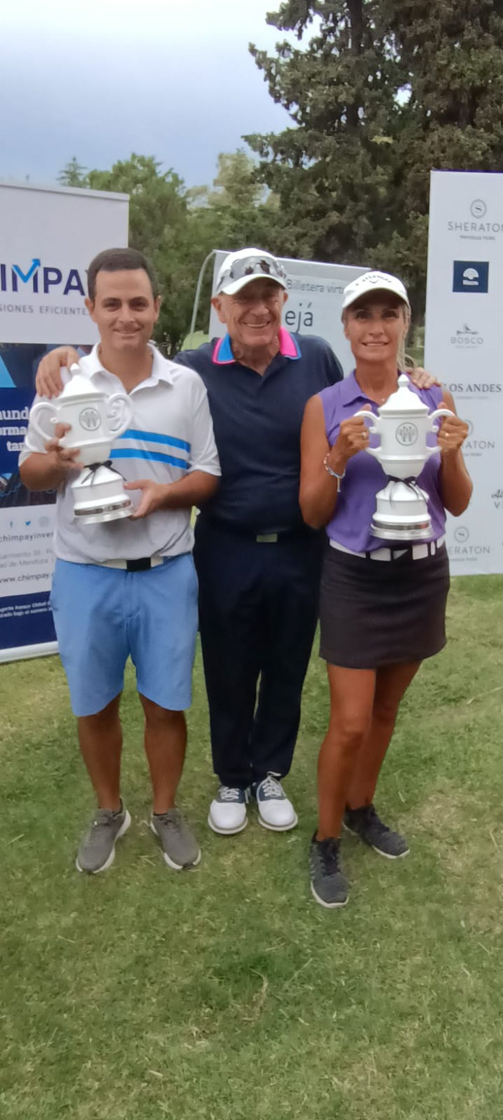 Pablo Bernal e Ivana Aubone, ganadores del Vendimia de golf, junto a Julio Camsen, auspiciante del torneo. / Gentileza