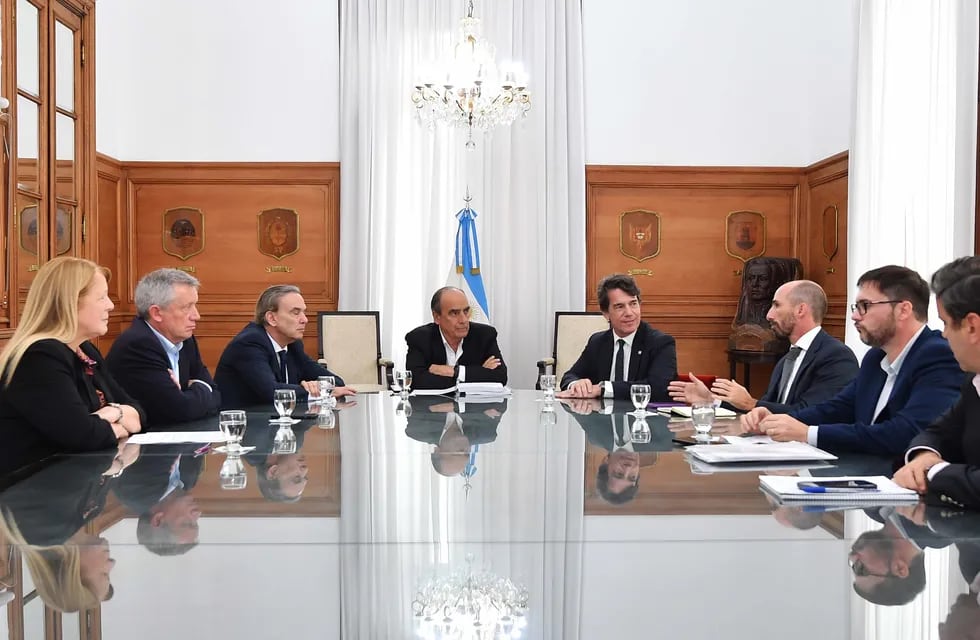El jefe de Gabinete, Nicolás Posse, y el ministro del Interior, Guillermo Francos, con diputados de Hacemos Coalición Federal (Foto: Ministerio del Interior)