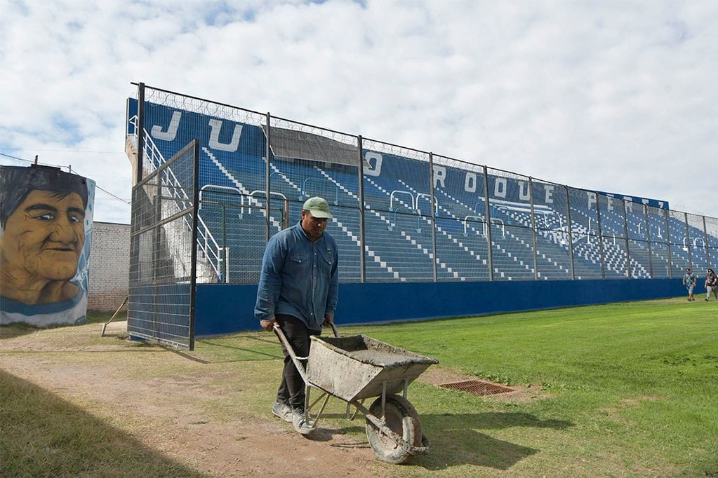 Trabajos de restauración del estadio Gambarte, del Club Atlético Godoy Cruz Antonio Tomba