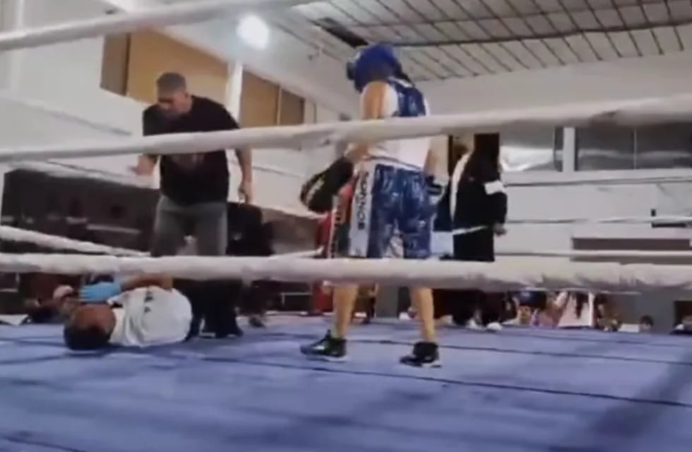 Escándalo: un excampeón de boxeo se subió al ring golpeó a un árbitro en Río Negro